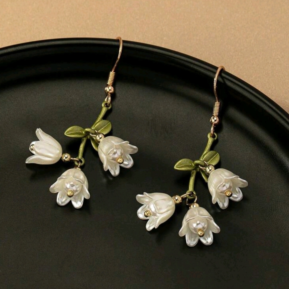 Beautiful Lily Flowers Dangle Drop Earrings New!